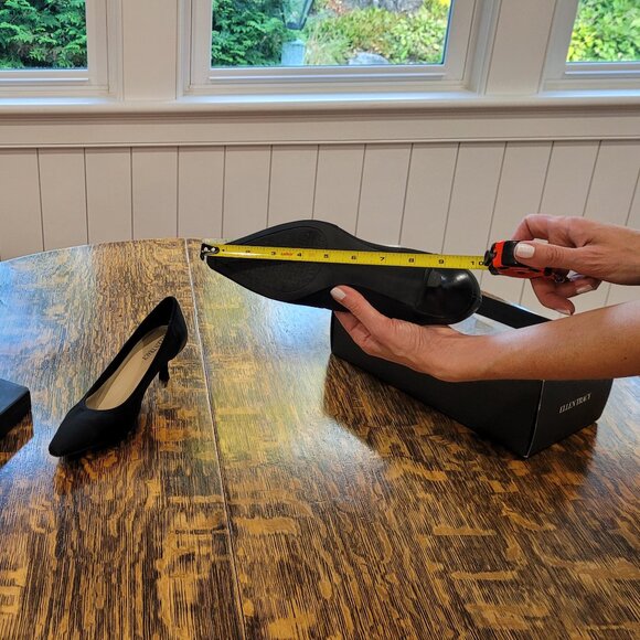 Like New Ellen Tracy Women's Black Low Heels Pumps shoes. Size 7. - Picture 6 of 9